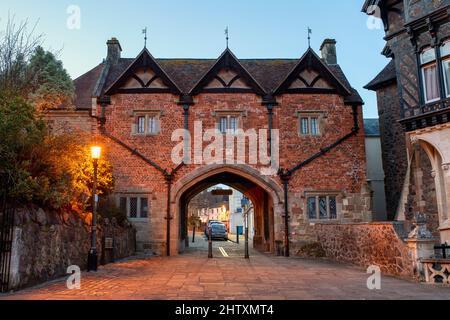 Great Malvern Priory Gatehouse Museum in Dusk. Great Malvern, Worcestershire, England Stockfoto