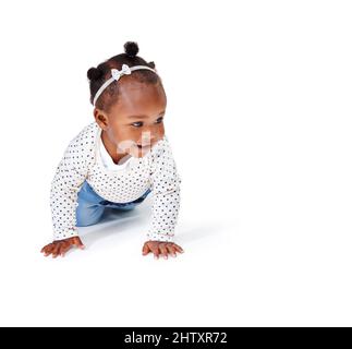 Zeit für eine Schatzsuche. Studioaufnahme eines entzückenden Mädchens, isoliert auf Weiß. Stockfoto