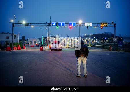 Medyka, Polen. 03. März 2022. An der ukrainisch-polnischen Grenze in Medyka steht ein ukrainischer Bauunternehmer aus Leipzig. Der Mann wartet auf die Erlaubnis, einen Hilfstransport mit Medikamenten zu genehmigen. Zahlreiche Menschen überqueren hier die Grenze und fliehen vor dem Krieg in der Ukraine. Quelle: Kay Nietfeld/dpa/Alamy Live News Stockfoto