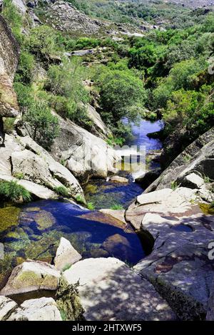 Fluss Laboreiro, Dorf Castro Laboreiro, Nationalpark Peneda Geres, Minho, Portugal Stockfoto