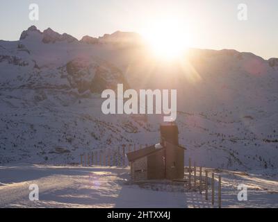 Sonnenuntergang über dem Dachsteinmassiv, hoher Dachstein, Heilbronner Kapelle, Dachsteingebirge, Blick vom Krippenstein, Salzkammergut, Oberösterreich Stockfoto