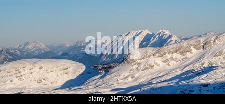 Winterlandschaft, Berggipfel im Abendlicht, Grimming, Hochtor, großer Buchstein, Blick vom Aussichtspunkt Welterspirale Stockfoto