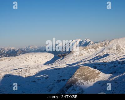 Winterlandschaft, Berggipfel im Abendlicht, Grimming, Hochtor, großer Buchstein, Blick vom Aussichtspunkt Welterspirale Stockfoto