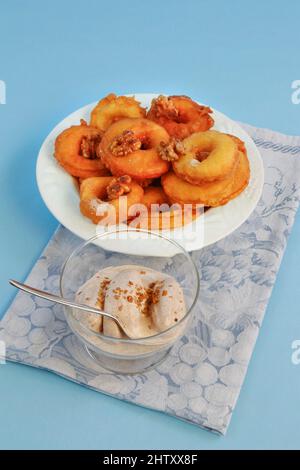 Schwäbische Küche, Apfelkuchen mit Zimt-Eis und karamellisierten Walnüssen, Fett gebacken, Dessert, Dessert, Deutschland Stockfoto