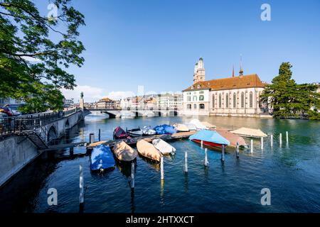 Boote an der Anlegestelle in Limmat, Münsterbrücke und Grossmünster mit Helmhaus und Wasserkirche, Altstadt, Zürich, Schweiz Stockfoto