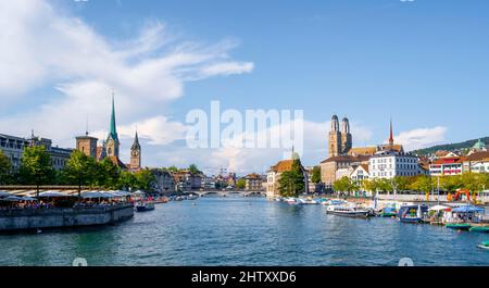 Blick von der Quai-Brücke über die Limmat auf die Türme der Zürcher Altstadt, Zürich, Schweiz Stockfoto