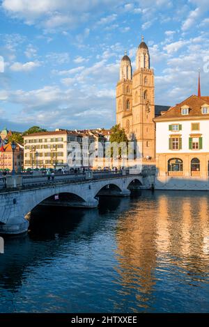 Münsterbrücke und Grossmünster mit Helmhaus und Wasserkirche im Abendlicht, historische Brücke über die Limmat, Spiegelung im Fluss Stockfoto