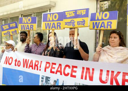 Ukrainische Bürger, die in bangladesch leben, und Anhänger der Ukraine aus Bangladesch nehmen an einem Protest gegen die russische Invasion in der Ukraine vor dem nationalen Presseclub in Dhaka, Bangladesch, am 2. März 2022 Teil. Foto von Habibur Rahman/ABACAPRESS.COM Stockfoto