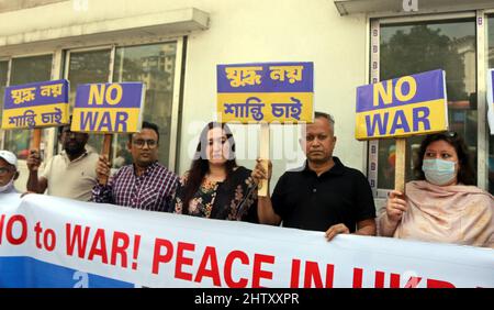 Ukrainische Bürger, die in bangladesch leben, und Anhänger der Ukraine aus Bangladesch nehmen an einem Protest gegen die russische Invasion in der Ukraine vor dem nationalen Presseclub in Dhaka, Bangladesch, am 2. März 2022 Teil. Foto von Habibur Rahman/ABACAPRESS.COM Stockfoto