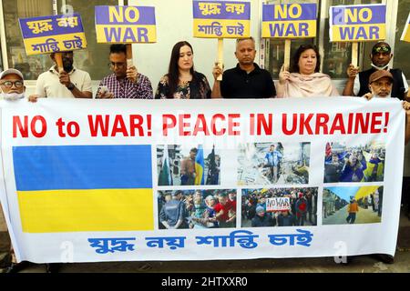 Ukrainische Bürger, die in bangladesch leben, und Anhänger der Ukraine aus Bangladesch nehmen an einem Protest gegen die russische Invasion in der Ukraine vor dem nationalen Presseclub in Dhaka, Bangladesch, am 2. März 2022 Teil. Foto von Habibur Rahman/ABACAPRESS.COM Stockfoto