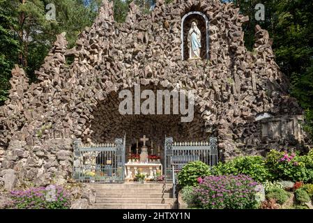 Wallfahrtsort Marien-Grotte im Wald, Nachbildung der Lourdes-Grotte mit Altar, Statue der Jungfrau Maria, Bad Salzschlirf, Vogelsberg und Stockfoto