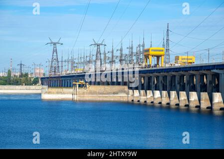 Blick auf das Wasserkraftwerk Wolga an einem sonnigen Tag. Wolgograd, Russland Stockfoto