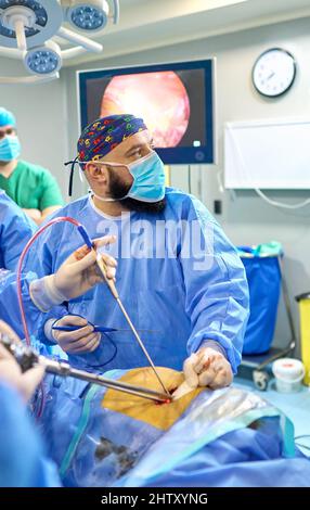 Ärzte im Operationssaal führen eine Operation an einem Patienten durch Stockfoto