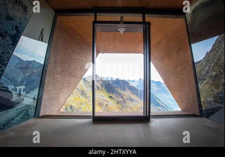 Blick vom Passmuseum auf den Passgipfel der Timmelsjoch-Hochalpenstraße, Passo del Rombo, Passstraße zwischen Tirol und Südtirol, Ötztal Stockfoto