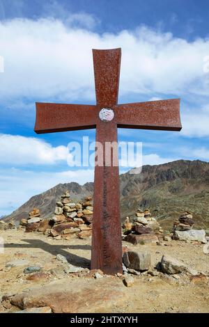 Gipfelkreuz auf dem Passgipfel der Timmelsjoch-Hochalpenstraße, Passo del Rombo, Passstraße zwischen Tirol und Südtirol, Ötztaler Alpen, Ötztal Stockfoto