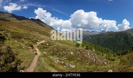 Wanderer auf dem Weg zur Oberglanegg Alm nahe der Timmelsjochstraße, Naturpark Texelgruppe, Passeiertal, Ötztaler Alpen, Südtirol, Italien Stockfoto