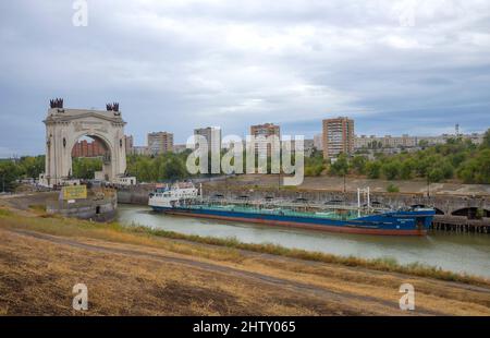 WOLGOGRAD, RUSSLAND - 20. SEPTEMBER 2021: Das Frachtschiff "Wolgoneft" verlässt die Schleuse des Wolga-Don-Kanals. Wolgograd, Russland Stockfoto