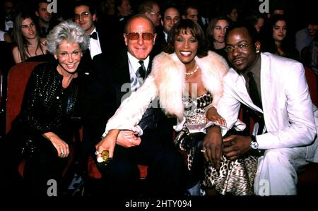 Whitney Houston & Ehemann Bobby Brown mit Arista Gründer Clive Davis & seine Frau nehmen 2000 an der TV-Aufzeichnung von 'Arista 25 Years of #1 Hits' Teil.Quelle: Ron Wolfson / Rock Negatives / MediaPunch Stockfoto