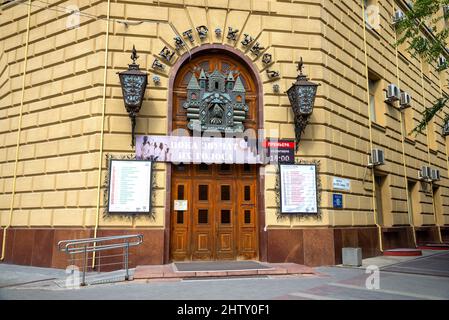 WOLGOGRAD, RUSSLAND - 19. SEPTEMBER 2021: Das Gebäude des Puppentheaters. Wolgograd, Russland Stockfoto