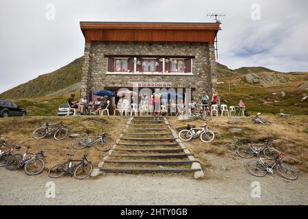 Pass, Rennräder am Col de la Croix de Fer, Rhone-Alpes, Savoie, Frankreich Stockfoto