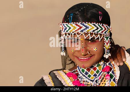 Portrait, kleines indisches Mädchen, an den Sanddünen in Sam, Thar Desert, Rajasthan, Nordindien Stockfoto