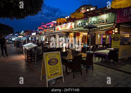 Geschäfte und Restaurants am Abend an der Strandpromenade, Avenida de las Playas, Puerto del Carmen, Lanzarote, Kanarische Inseln, Spanien Stockfoto