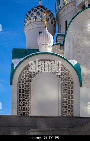 Fragment der orthodoxen Nikolaikirche in Myakinino, Moskau. Stockfoto