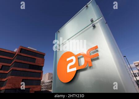 Logo ZDF auf einem Mast, zweites Deutsches Fernsehen, öffentlich-rechtliche Fernsehstation, Regionalstudio Nordrhein-Westfalen, Düsseldorf, Deutschland Stockfoto