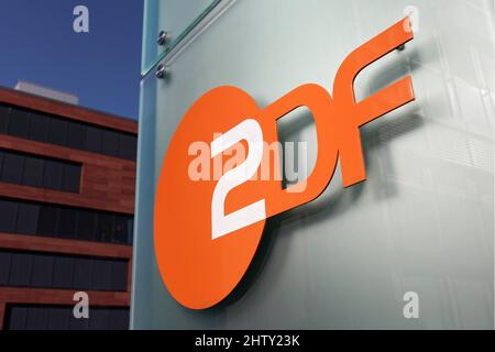 Logo ZDF auf einem Mast, zweites Deutsches Fernsehen, öffentlich-rechtliche Fernsehstation, Regionalstudio Nordrhein-Westfalen, Düsseldorf, Deutschland Stockfoto