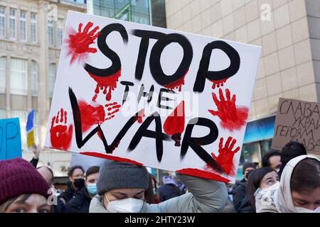 Die Protesterin hält ein Protestplakat gegen die russische Invasion in der Ukraine, den Ukraine-Krieg und die Friedensdemonstration am Schadowplatz, Düsseldorf, Nord Stockfoto