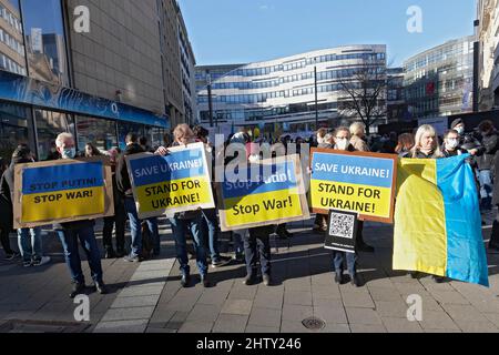 Demonstranten mit Protestplakaten gegen die russische Invasion in der Ukraine, Ukraine-Krieg, Stop Putin Stop war, Friedensdemonstration am Schadowplatz Stockfoto