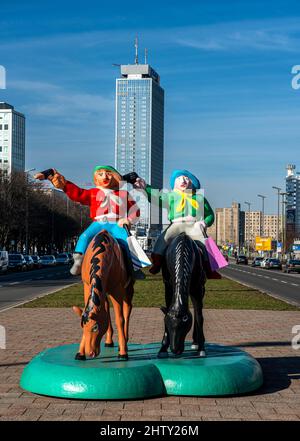 Statue, Kunststoff-Cowboys 'Hunting the Great Bear' des Bildhauerduos Sonder, auf dem zentralen Reservat der Karl-Marx-Allee, Berlin, Deutschland Stockfoto