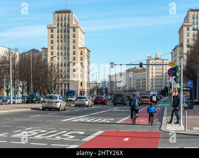 Straße mit Busspur und Radweg in der Karl-Marx-Allee, Berlin, Deutschland Stockfoto