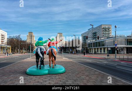 Statue, Kunststoff-Cowboys 'Hunting the Great Bear' des Bildhauerduos Sonder, auf dem zentralen Reservat der Karl-Marx-Allee, Berlin, Deutschland Stockfoto