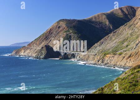 Malerische Küstenlandschaft am Pazifik mit der Big Creek Arch Bridge am berühmten Cabrillo Coast State Highway 1 südlich von Big Sur California USA Stockfoto