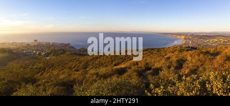 Landschaftlich reizvolle horizontale Panoramalandschaft Luftaufnahme der fernen Pazifikküste Horizont vom Mount Soledad über La Jolla, Kalifornien Stockfoto