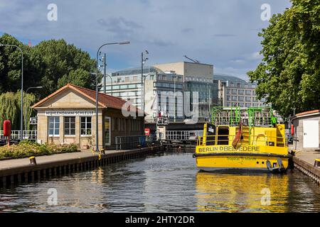 Gelbes Passagierschiff in der Mühlendammschleuse in Mitte, Berlin, Deutschland Stockfoto