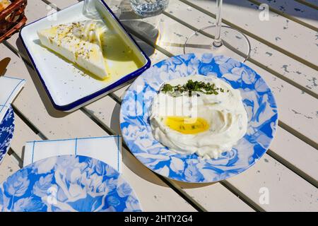 Griechische Küche, tzatziki mit Olivenöl auf einem blauen Teller, Feta-Käse auf der linken Seite, Restaurant, Pub, Deutschland Stockfoto