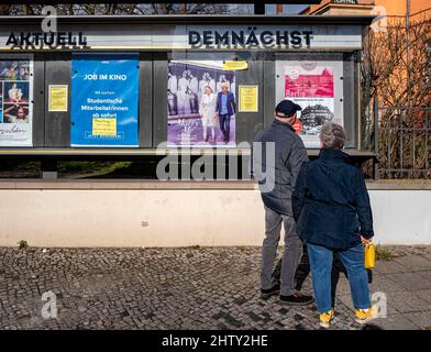 Seniorenpaar beim Blick auf die Vitrine im Adria-Kino in Steglitz, Berlin, Deutschland Stockfoto