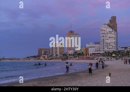 Kinderwagen, Sandstrand, Wolkenkratzer, Tel Aviv, Israel Stockfoto