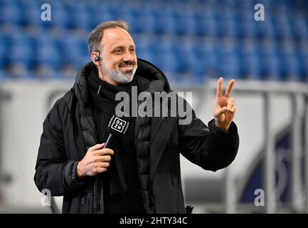 Trainer Pellegrino Matarazzo VfB Stuttgart mit dazn-Mikrofon in der Hand während des Interviews, Gestengestik, Siegessiegerschild, PreZero Arena, Sinsheim Stockfoto