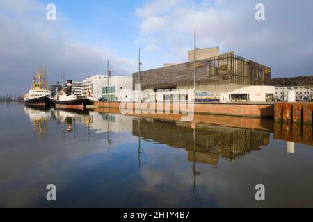 Deutsches Auswanderungshaus und traditionelle Schiffe im neuen Hafen, Havenwelten, Bremerhaven, Bremen, Deutschland Stockfoto