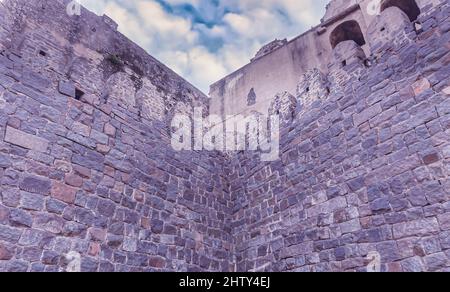 Gewölbte Brüstungen / Wälle des Golconda Fort in Hyderabad, Telangana, Indien. Die befestigte Zitadelle wurde im 16.. Jahrhundert von der Qutb Shahi Dynastie erbaut. Stockfoto