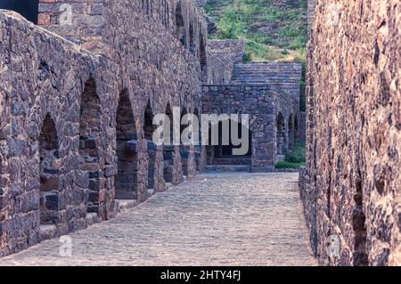 Geschwungene Steinbögen auf der Innenseite der Ruinen der Festung Golconda, einer befestigten Zitadelle, die im 16. Jahrhundert von der Qutb Shani-Dynastie erbaut wurde. Stockfoto