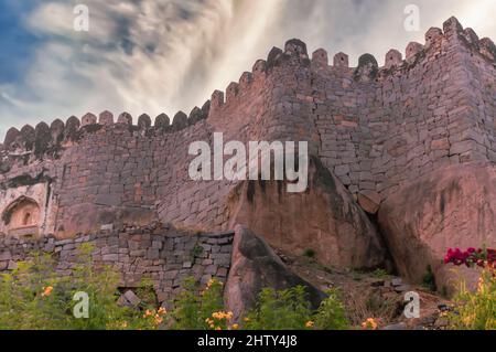 Gewölbte Brüstungen / Wälle / Bollwerke auf den hohen Granitwänden des Golconda Fort in Hyderabad, Telangana, Indien. Stockfoto