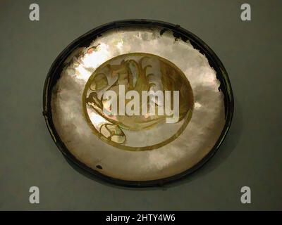 Kunst inspiriert von Plate, 19. Jahrhundert, zugeschrieben England, Birmingham, Plated unedlen Metallen, Durchm. 10 3/4 Zoll (27,3 cm), Reproduktionen, Elkington & Co. (British, Birmingham, 1829–1963, Klassische Werke, die von Artotop mit einem Schuss Moderne modernisiert wurden. Formen, Farbe und Wert, auffällige visuelle Wirkung auf Kunst. Emotionen durch Freiheit von Kunstwerken auf zeitgemäße Weise. Eine zeitlose Botschaft, die eine wild kreative neue Richtung verfolgt. Künstler, die sich dem digitalen Medium zuwenden und die Artotop NFT erschaffen Stockfoto