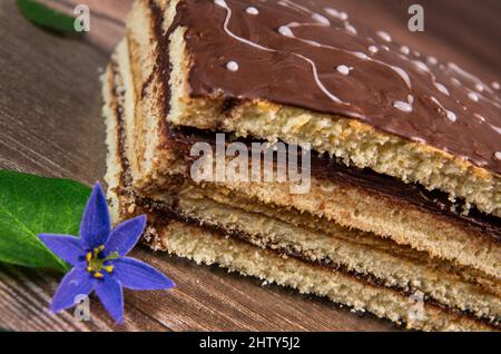 Cake Opera auf braunem Hintergrund, Gebäck Stockfoto