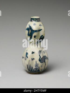 Kunst inspiriert von Vase in Form eines Double Gourd, 17. Jahrhundert, zugeschrieben Iran, Stonepaste; gemalt unter transparenter Glasur, H. 5 1/2 in. (14 cm), Keramik, Klassisches von Artotop modernisiertes Werk mit einem Schuss Moderne. Formen, Farbe und Wert, auffällige visuelle Wirkung auf Kunst. Emotionen durch Freiheit von Kunstwerken auf zeitgemäße Weise. Eine zeitlose Botschaft, die eine wild kreative neue Richtung verfolgt. Künstler, die sich dem digitalen Medium zuwenden und die Artotop NFT erschaffen Stockfoto