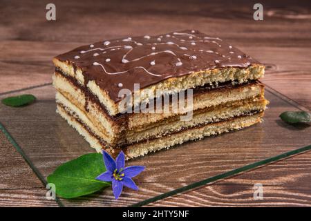 Cake Opera auf braunem Hintergrund, Gebäck Stockfoto