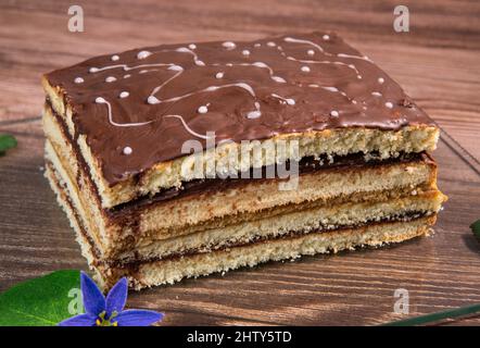 Cake Opera auf braunem Hintergrund, Gebäck Stockfoto